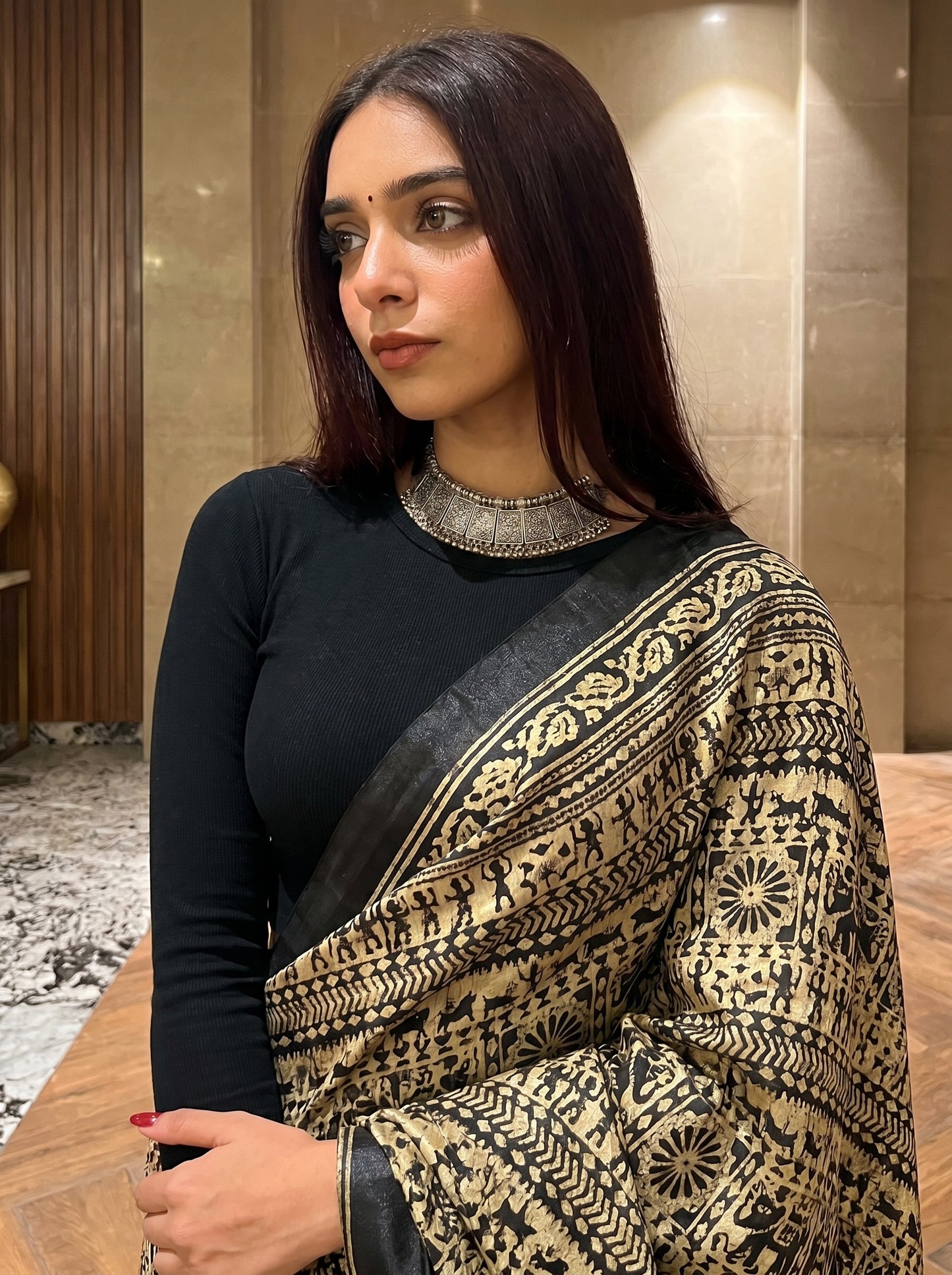 Classic Black & White Ethnic Motif Art Silk Saree – Minimal No Border Style