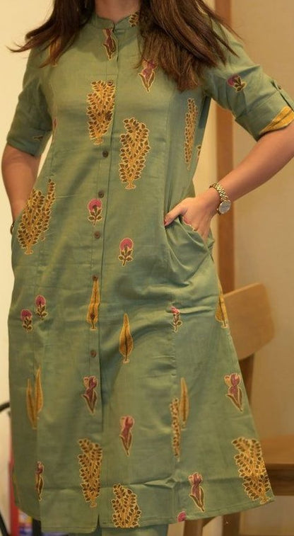 Women Ethnic Motifs Printed Mandarin Collar Kurta with Palazzos
